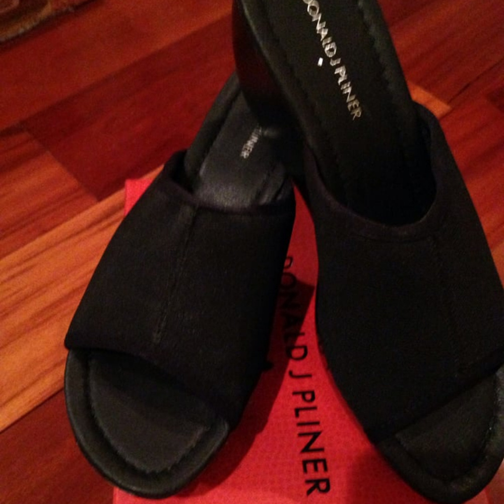 Donald Pliner Black Crepe Elastic NEW